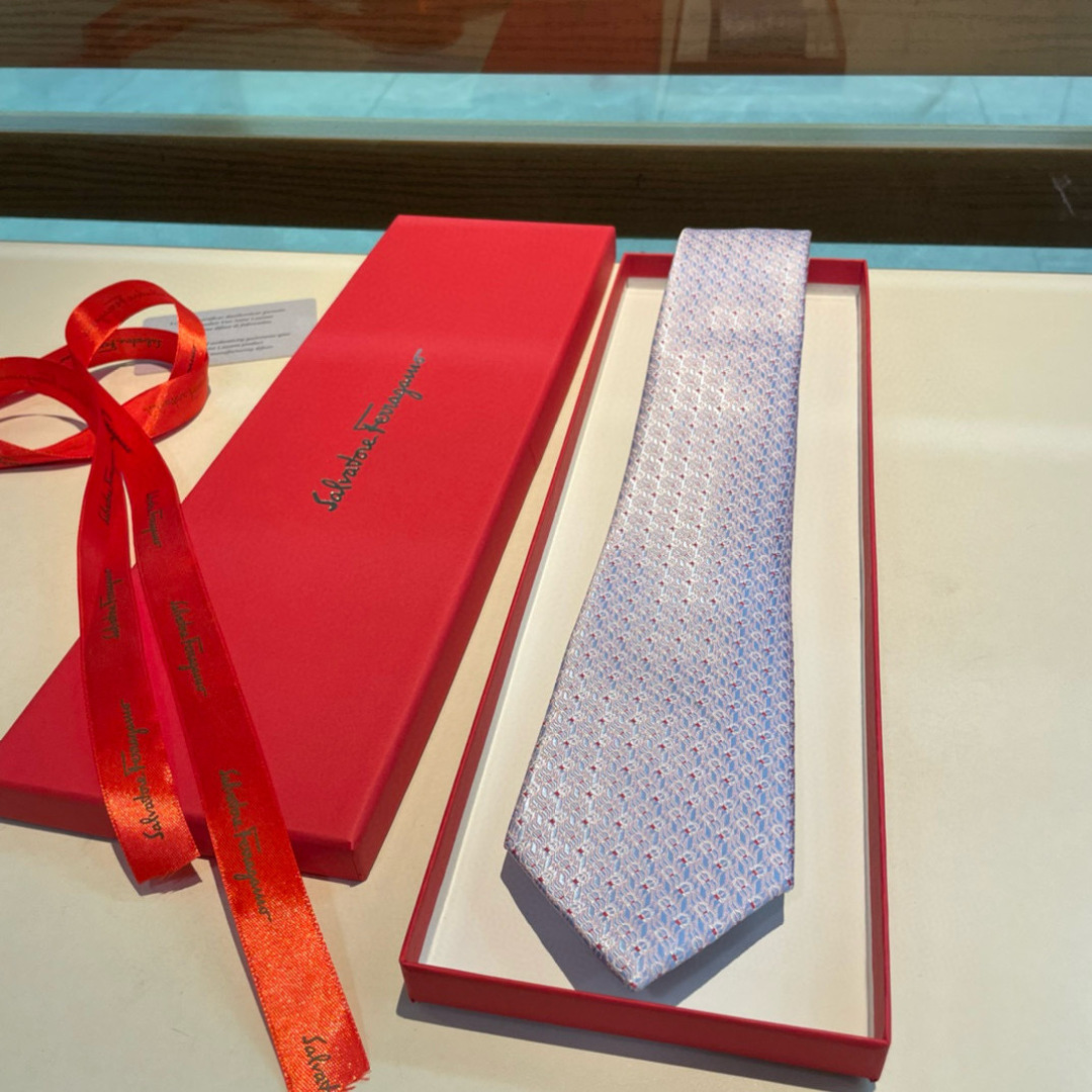 特 配包装 菲拉格慕男士新款领带系列👔👔，让男士可以充分展示自己个性。100%顶级斜纹真丝手工定制‼
