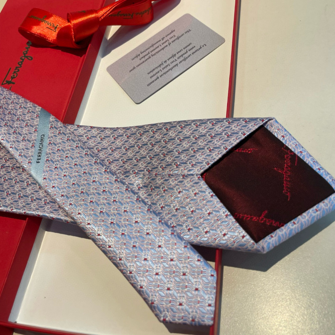 特 配包装 菲拉格慕男士新款领带系列👔👔，让男士可以充分展示自己个性。100%顶级斜纹真丝手工定制‼