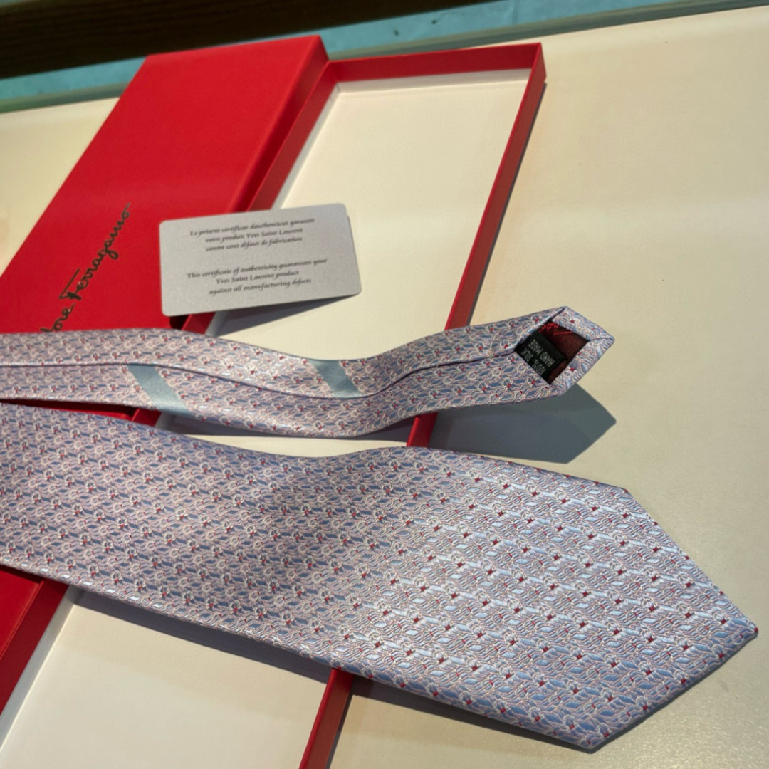 特 配包装 菲拉格慕男士新款领带系列👔👔，让男士可以充分展示自己个性。100%顶级斜纹真丝手工定制‼