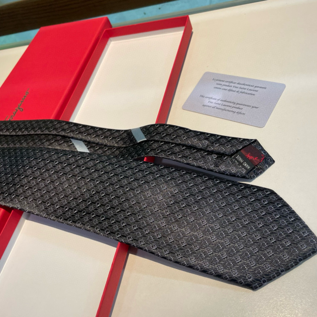 特 配包装 菲拉格慕男士新款领带系列👔👔，让男士可以充分展示自己个性。100%顶级斜纹真丝手工定制‼