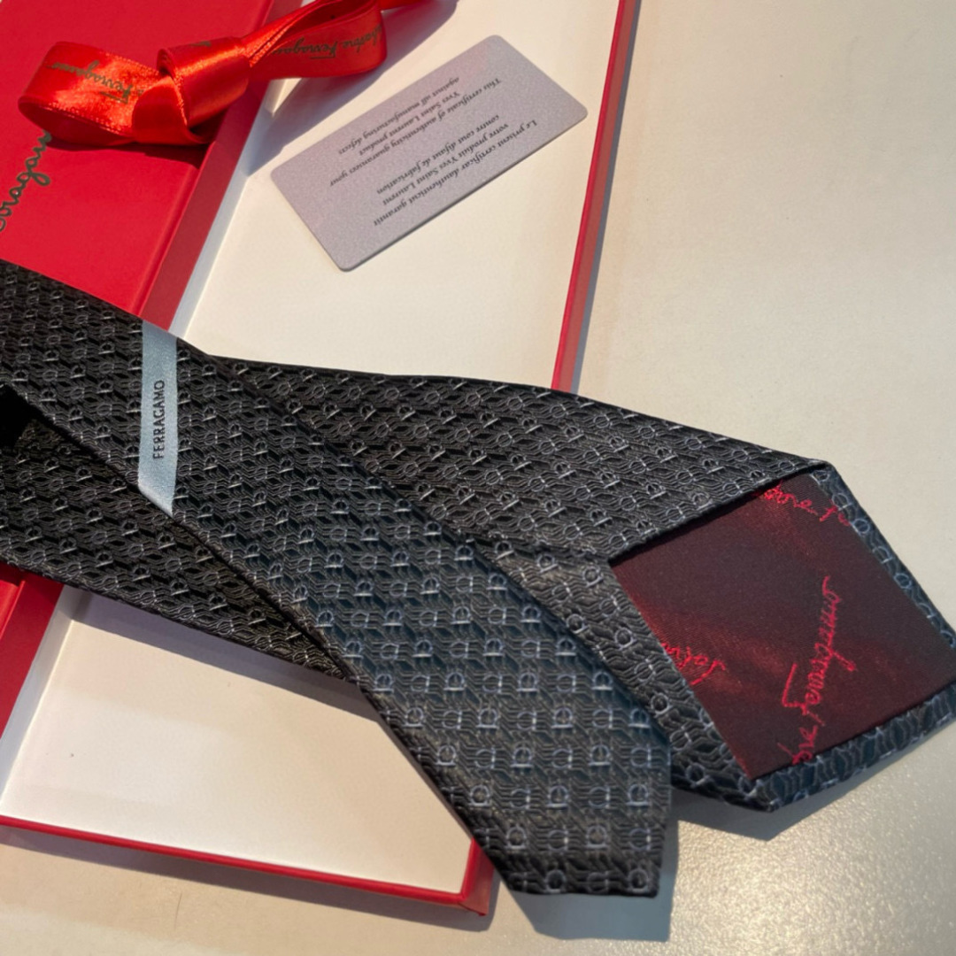 特 配包装 菲拉格慕男士新款领带系列👔👔，让男士可以充分展示自己个性。100%顶级斜纹真丝手工定制‼