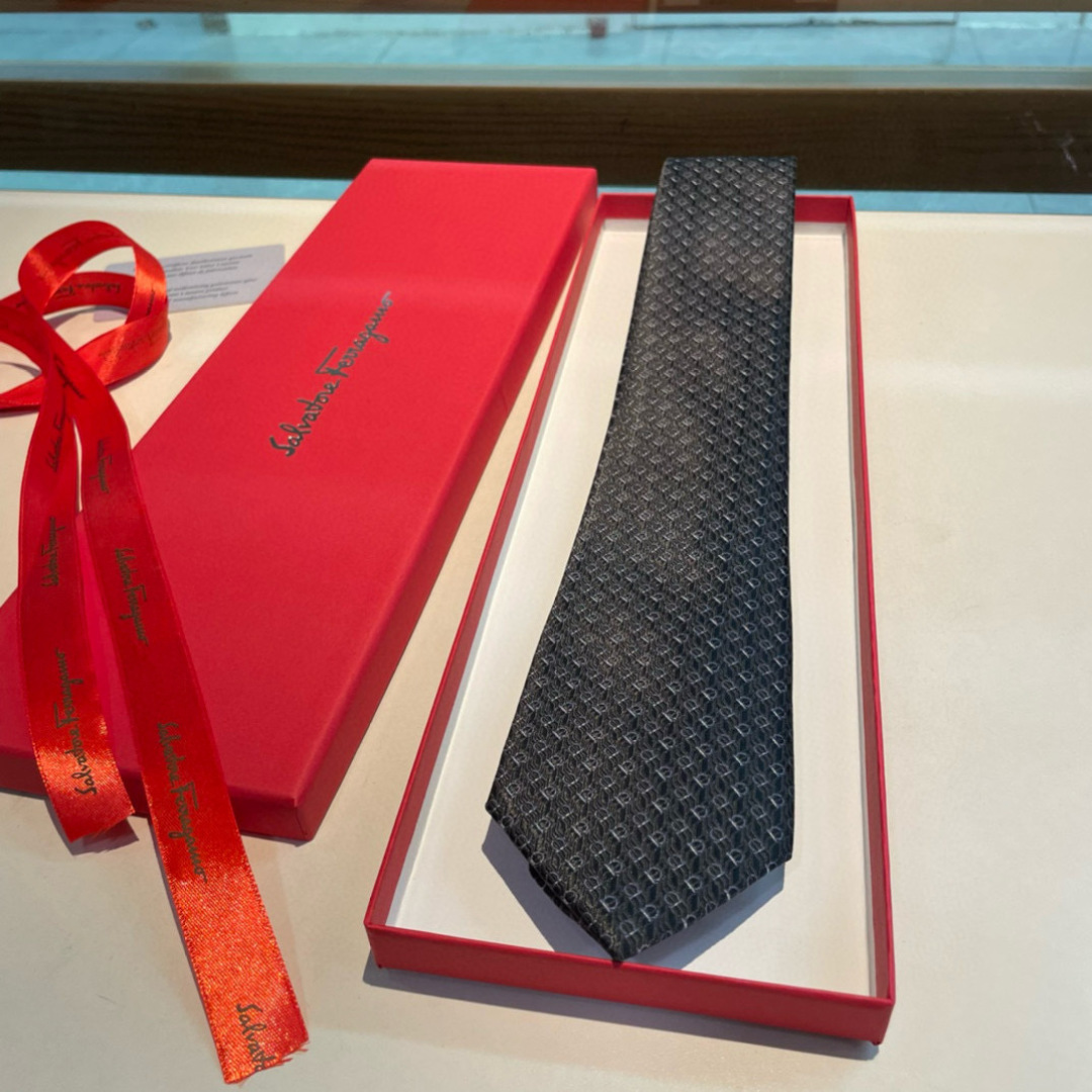 特 配包装 菲拉格慕男士新款领带系列👔👔，让男士可以充分展示自己个性。100%顶级斜纹真丝手工定制‼