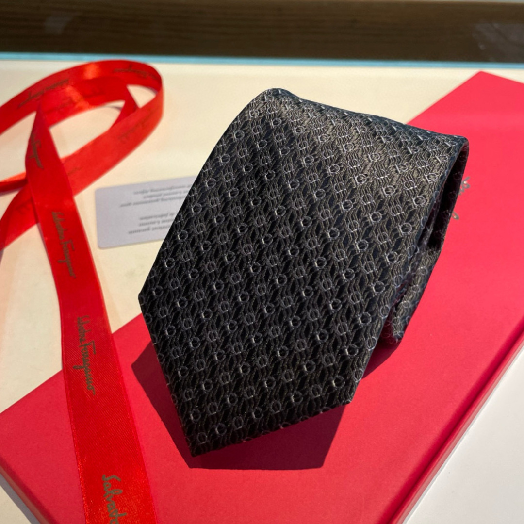 特 配包装 菲拉格慕男士新款领带系列👔👔，让男士可以充分展示自己个性。100%顶级斜纹真丝手工定制‼