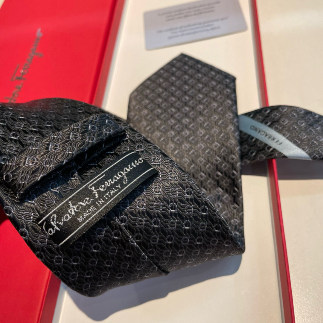 特 配包装 菲拉格慕男士新款领带系列👔👔，让男士可以充分展示自己个性。100%顶级斜纹真丝手工定制‼