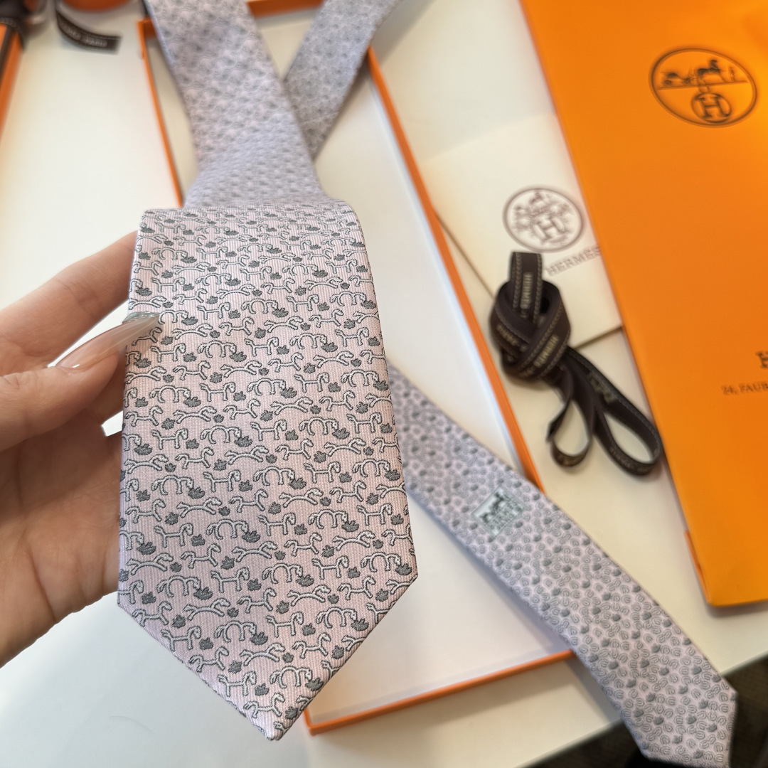 特 男士新款领带👔👔，稀有😻😻H家每年都有一千条不同印花的领带面世，从最初的多以几何图案表现骑术活动为主