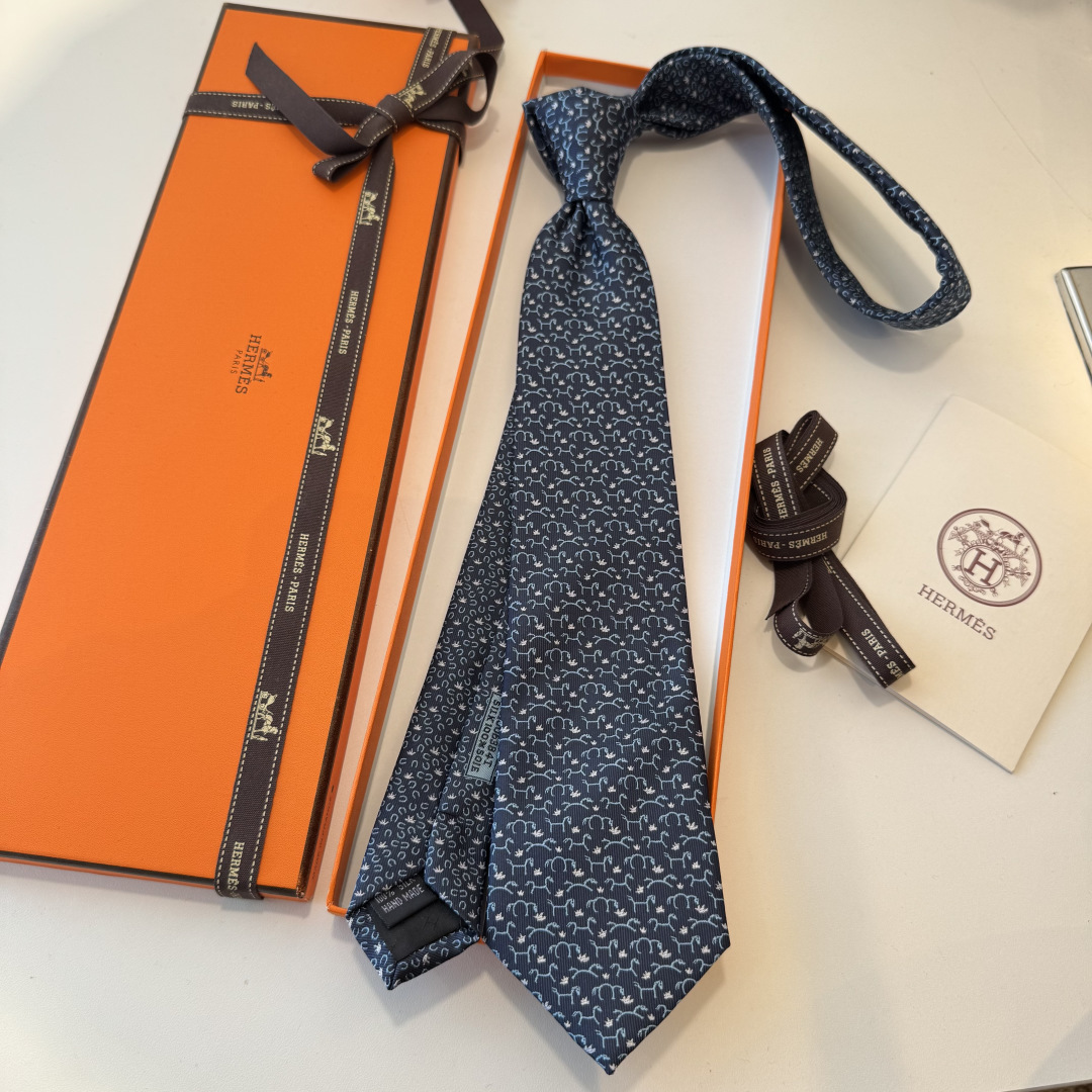 特 男士新款领带👔👔，稀有😻😻H家每年都有一千条不同印花的领带面世，从最初的多以几何图案表现骑术活动为主