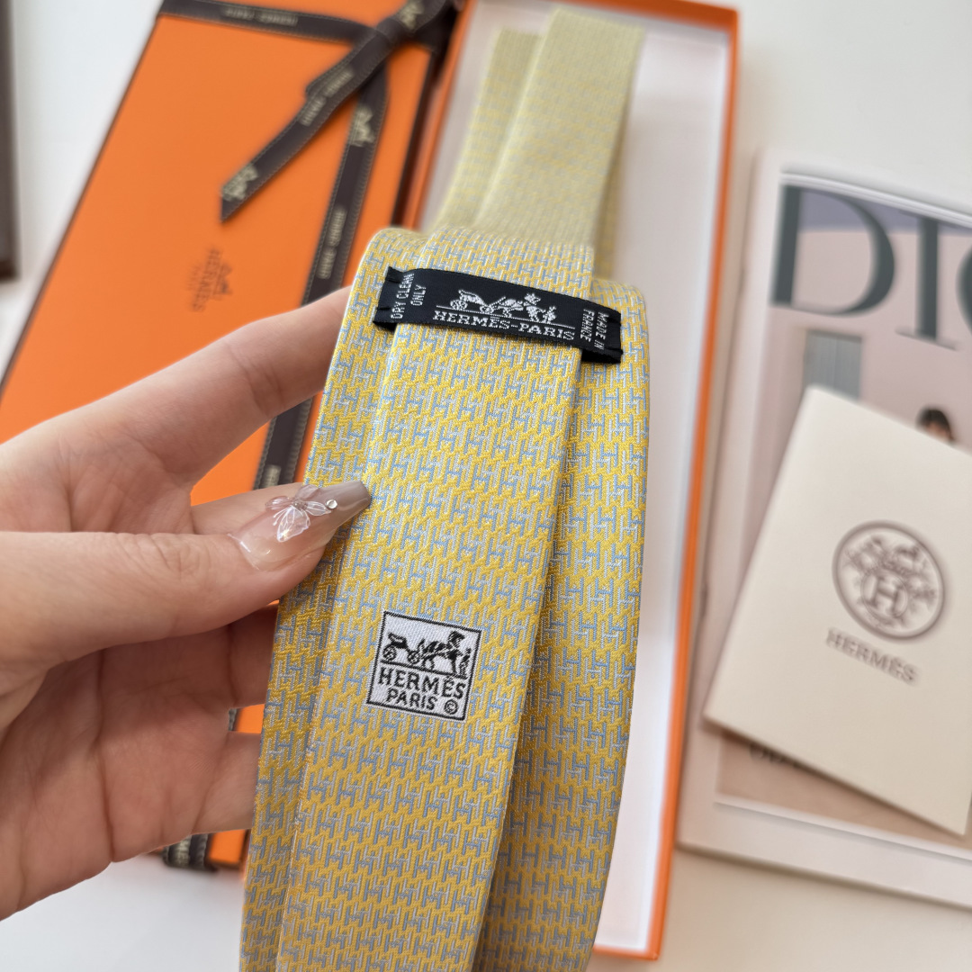 特 爱马仕男士新款领带系列👔👔，稀有H家每年都有一千条不同印花的领带面世，从最初的多以几何图案表现骑术活