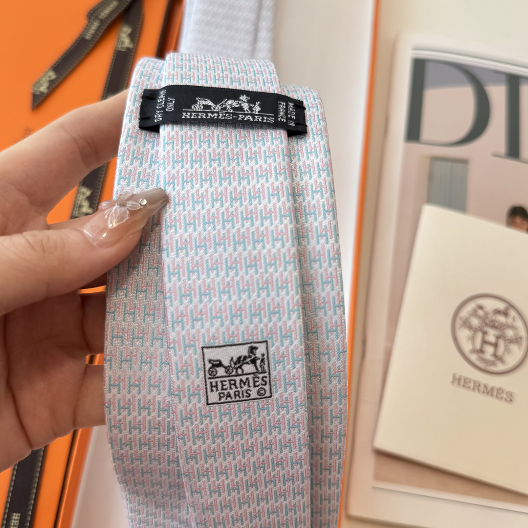 特 爱马仕男士新款领带系列👔👔，稀有H家每年都有一千条不同印花的领带面世，从最初的多以几何图案表现骑术活