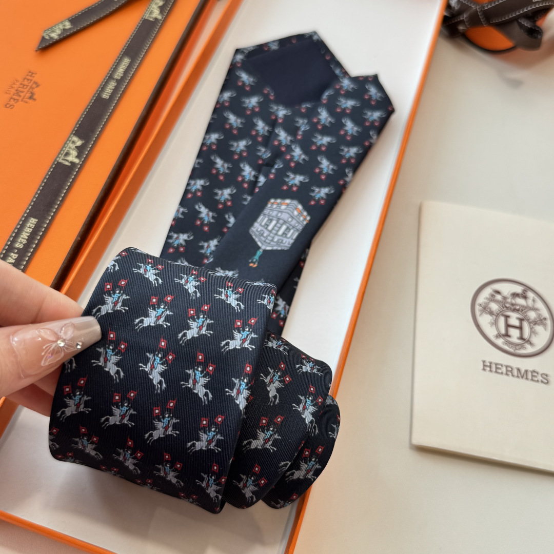 特 手工缝制斜纹真丝领带（100%桑蚕丝）。这件蕴含创意巧思的作品饰有令人惊喜的细节，佩戴这款精美领带，