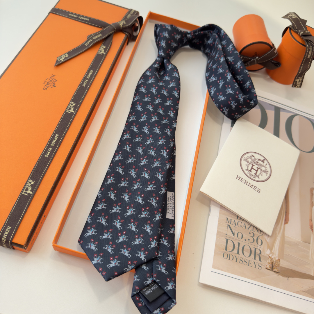 特 手工缝制斜纹真丝领带（100%桑蚕丝）。这件蕴含创意巧思的作品饰有令人惊喜的细节，佩戴这款精美领带，