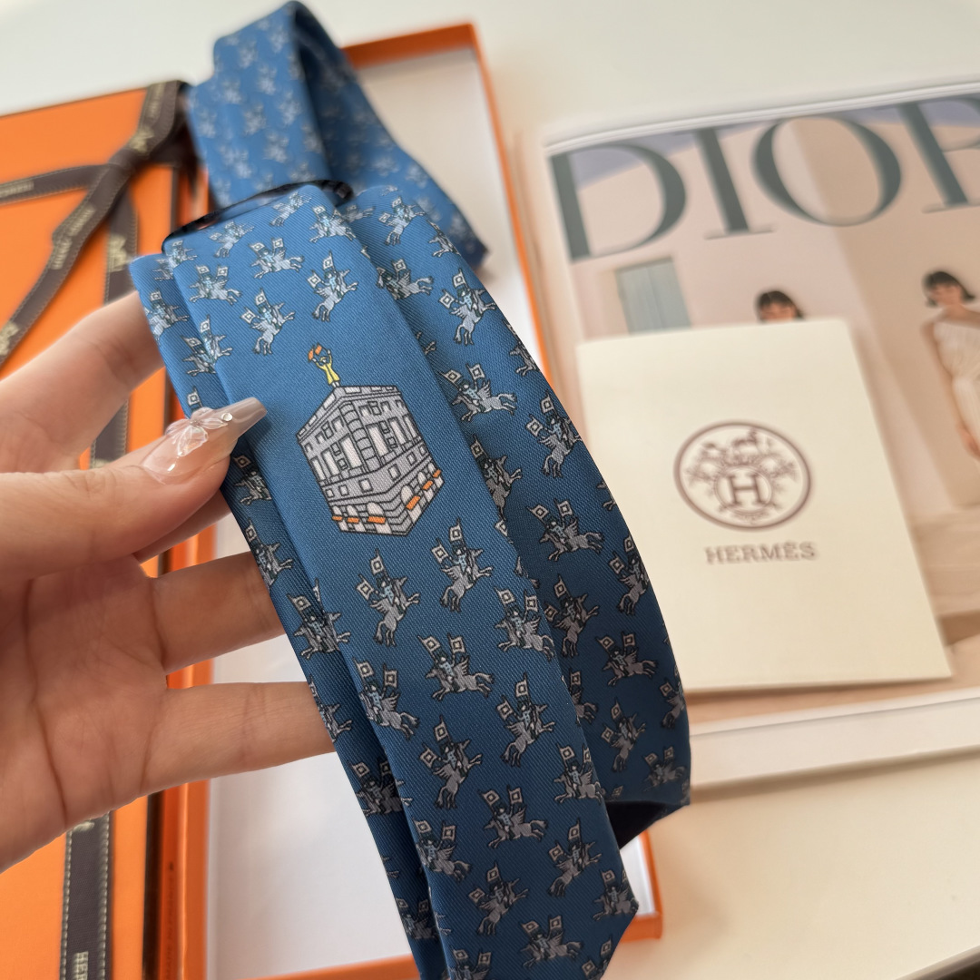 特 手工缝制斜纹真丝领带（100%桑蚕丝）。这件蕴含创意巧思的作品饰有令人惊喜的细节，佩戴这款精美领带，