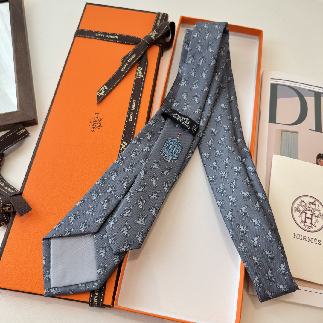 特 手工缝制斜纹真丝领带（100%桑蚕丝）。这件蕴含创意巧思的作品饰有令人惊喜的细节，佩戴这款精美领带，