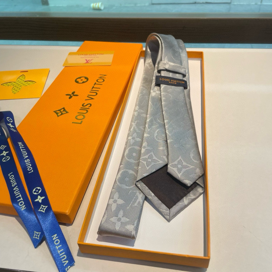 💖💖 男士领带系列👔👔，稀有😻😻展现精湛手工与时尚优雅的理想选择，此款真丝织就的Diamonds V领带