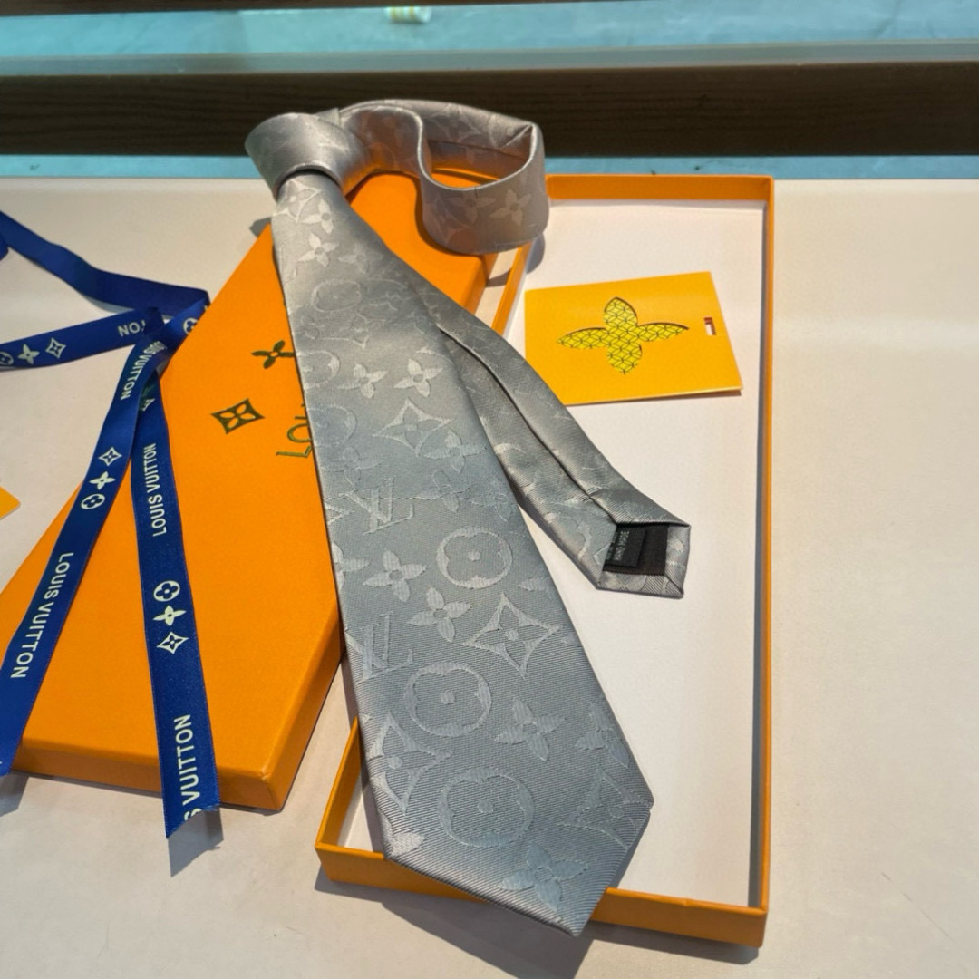 💖💖 男士领带系列👔👔，稀有😻😻展现精湛手工与时尚优雅的理想选择，此款真丝织就的Diamonds V领带