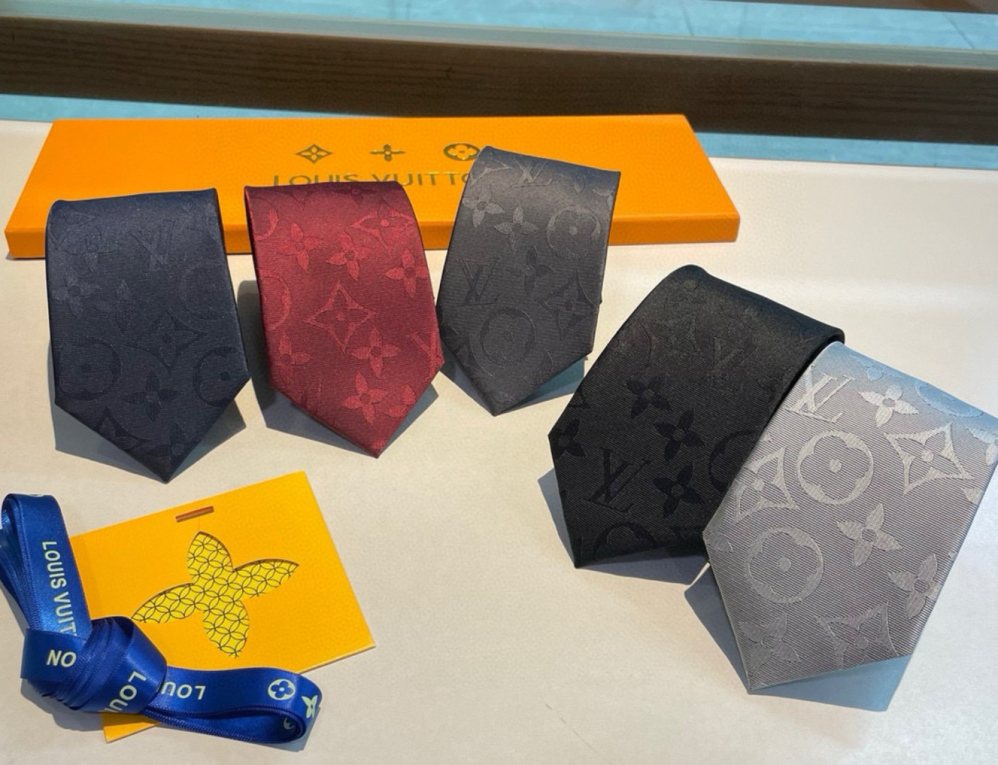 💖💖 男士领带系列👔👔，稀有😻😻展现精湛手工与时尚优雅的理想选择，此款真丝织就的Diamonds V领带