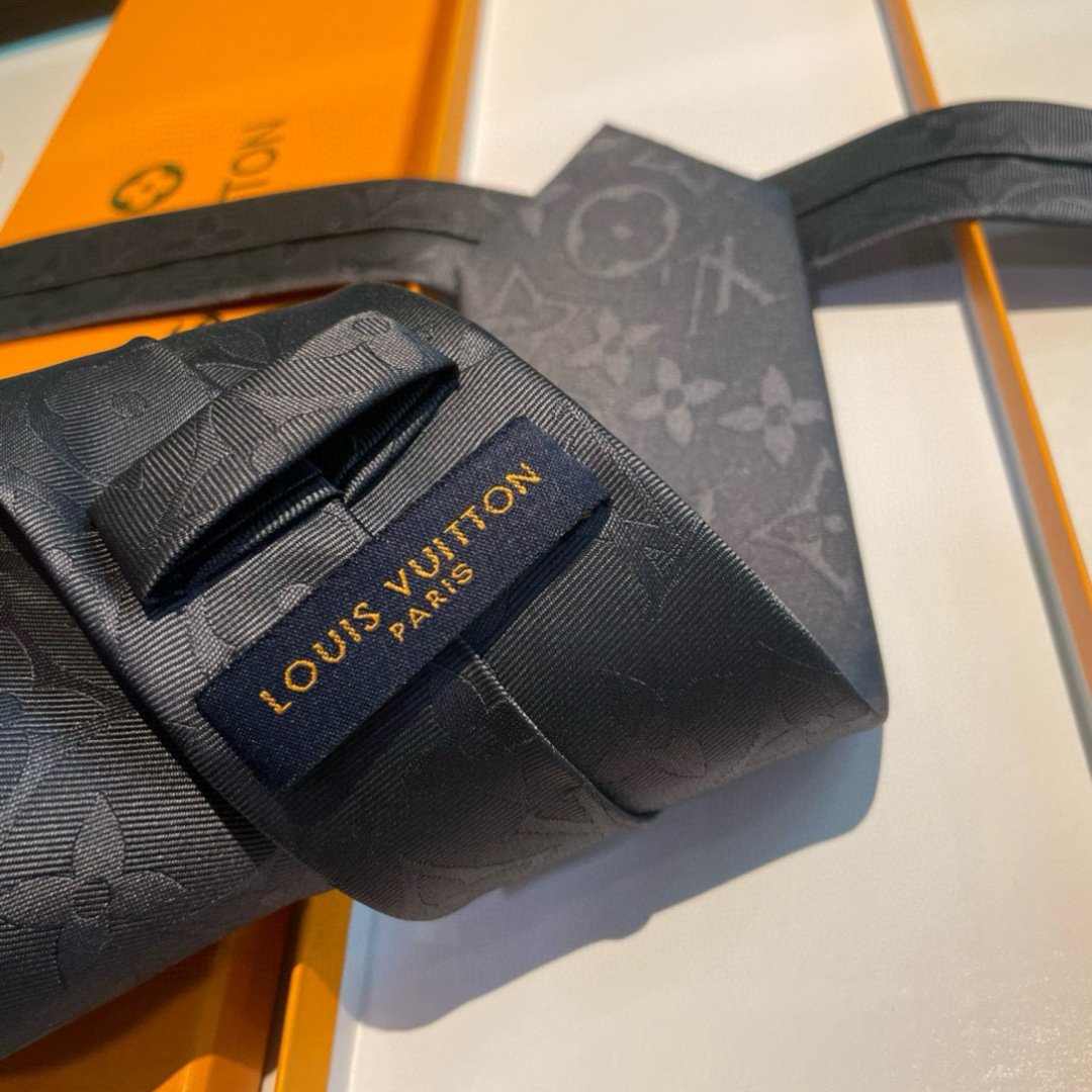 💖💖 男士领带系列👔👔，稀有😻😻展现精湛手工与时尚优雅的理想选择，此款真丝织就的Diamonds V领带