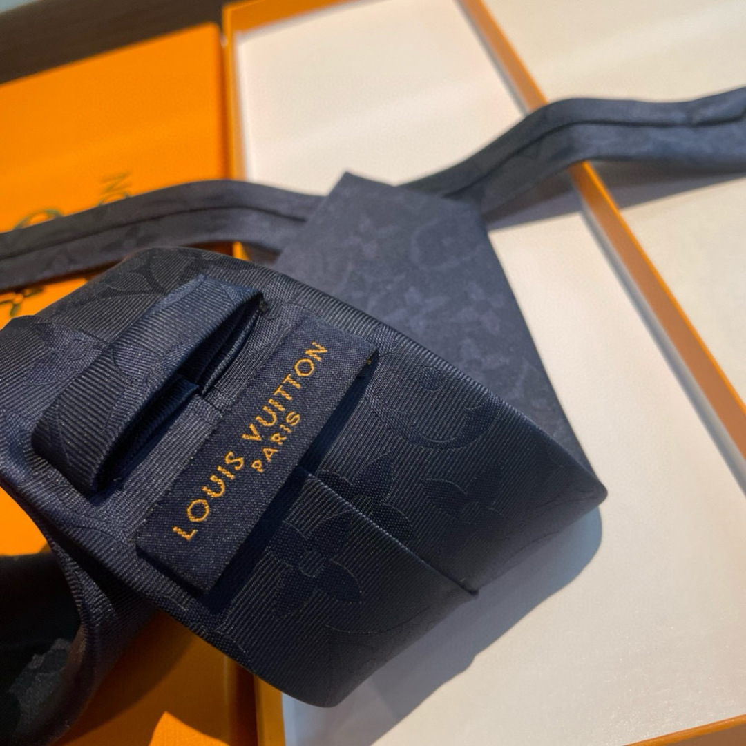 💖💖 男士领带系列👔👔，稀有😻😻展现精湛手工与时尚优雅的理想选择，此款真丝织就的Diamonds V领带