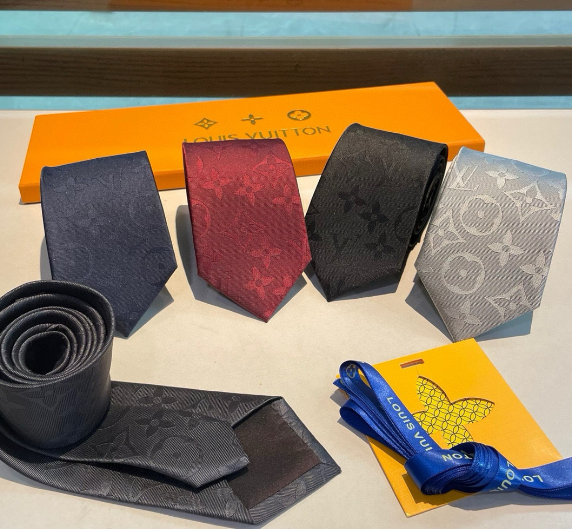 💖💖 男士领带系列👔👔，稀有😻😻展现精湛手工与时尚优雅的理想选择，此款真丝织就的Diamonds V领带