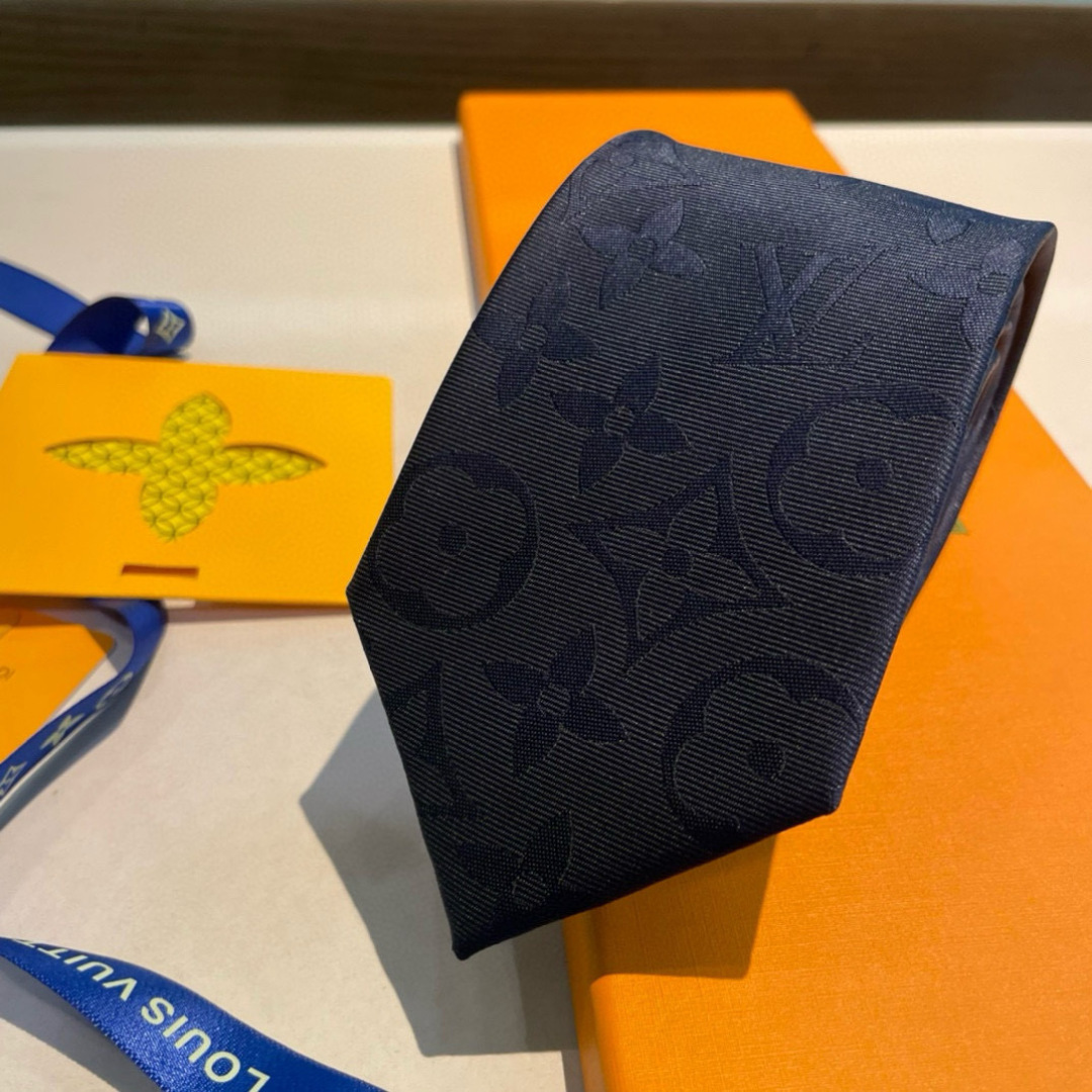 💖💖 男士领带系列👔👔，稀有😻😻展现精湛手工与时尚优雅的理想选择，此款真丝织就的Diamonds V领带
