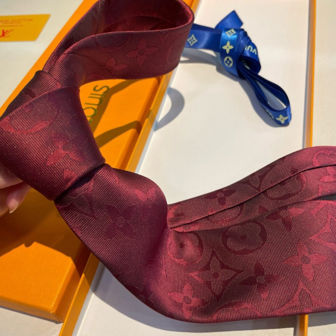 💖💖 男士领带系列👔👔，稀有😻😻展现精湛手工与时尚优雅的理想选择，此款真丝织就的Diamonds V领带