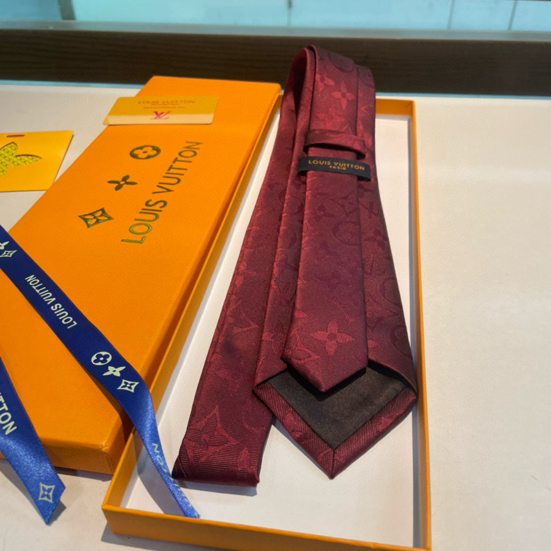 💖💖 男士领带系列👔👔，稀有😻😻展现精湛手工与时尚优雅的理想选择，此款真丝织就的Diamonds V领带