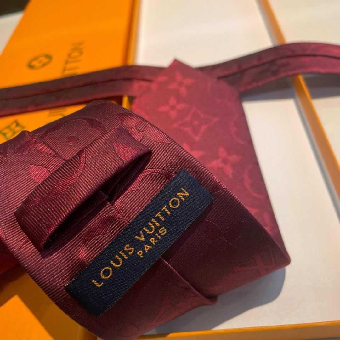 💖💖 男士领带系列👔👔，稀有😻😻展现精湛手工与时尚优雅的理想选择，此款真丝织就的Diamonds V领带