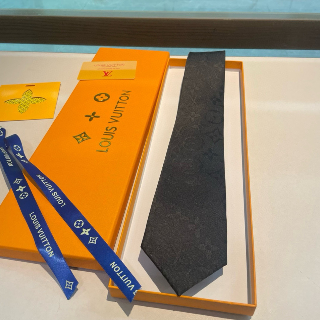 💖💖 男士领带系列👔👔，稀有😻😻展现精湛手工与时尚优雅的理想选择，此款真丝织就的Diamonds V领带