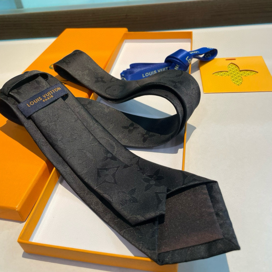 💖💖 男士领带系列👔👔，稀有😻😻展现精湛手工与时尚优雅的理想选择，此款真丝织就的Diamonds V领带