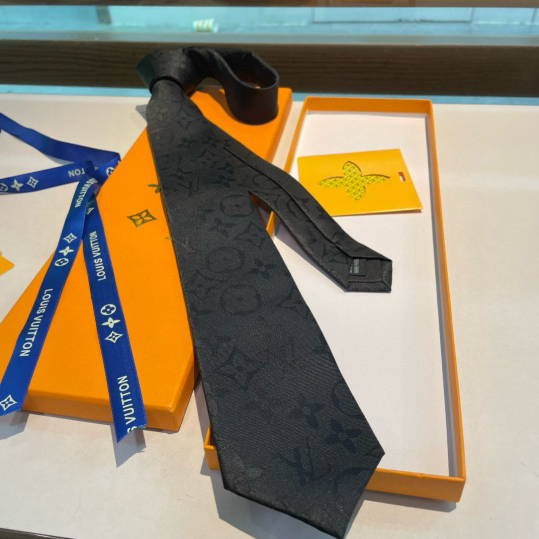 💖💖 男士领带系列👔👔，稀有😻😻展现精湛手工与时尚优雅的理想选择，此款真丝织就的Diamonds V领带