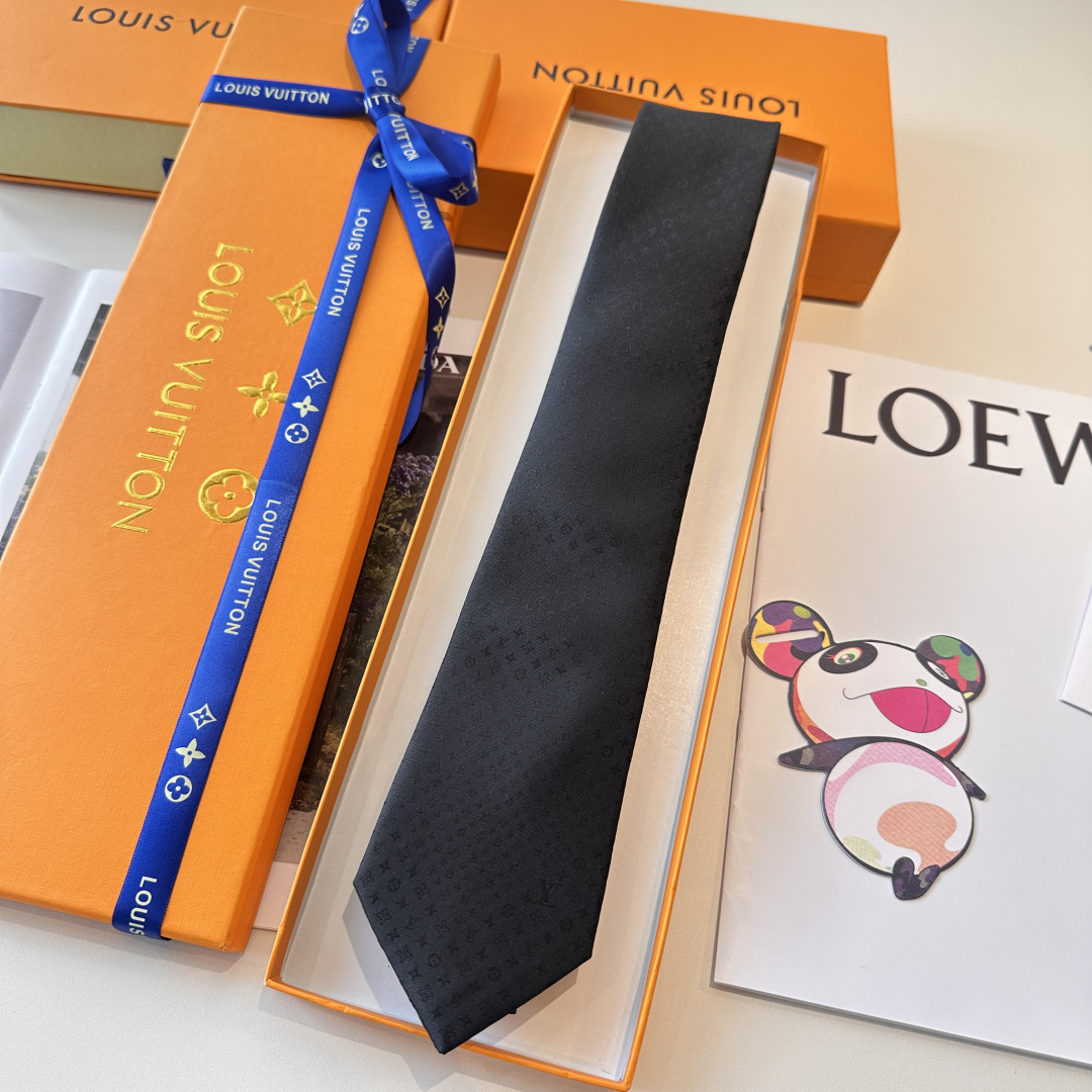 👏👏专柜同歩👔👔精致的小Logo暗纹提花，低调奢华大气的配色，这款领带将Lv标志性的Damier图案以同