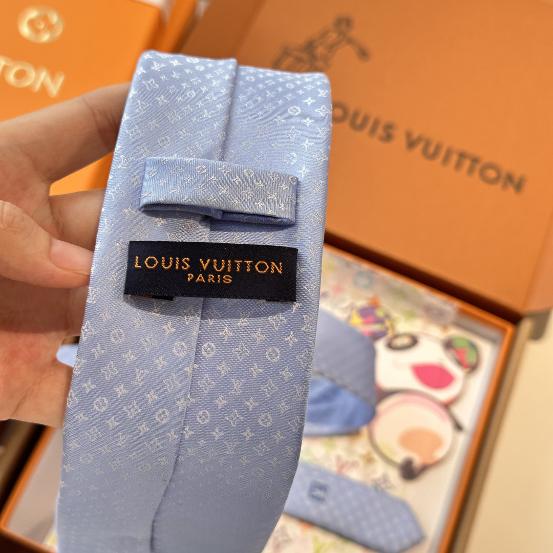 👏👏专柜同歩👔👔精致的小Logo暗纹提花，低调奢华大气的配色，这款领带将Lv标志性的Damier图案以同