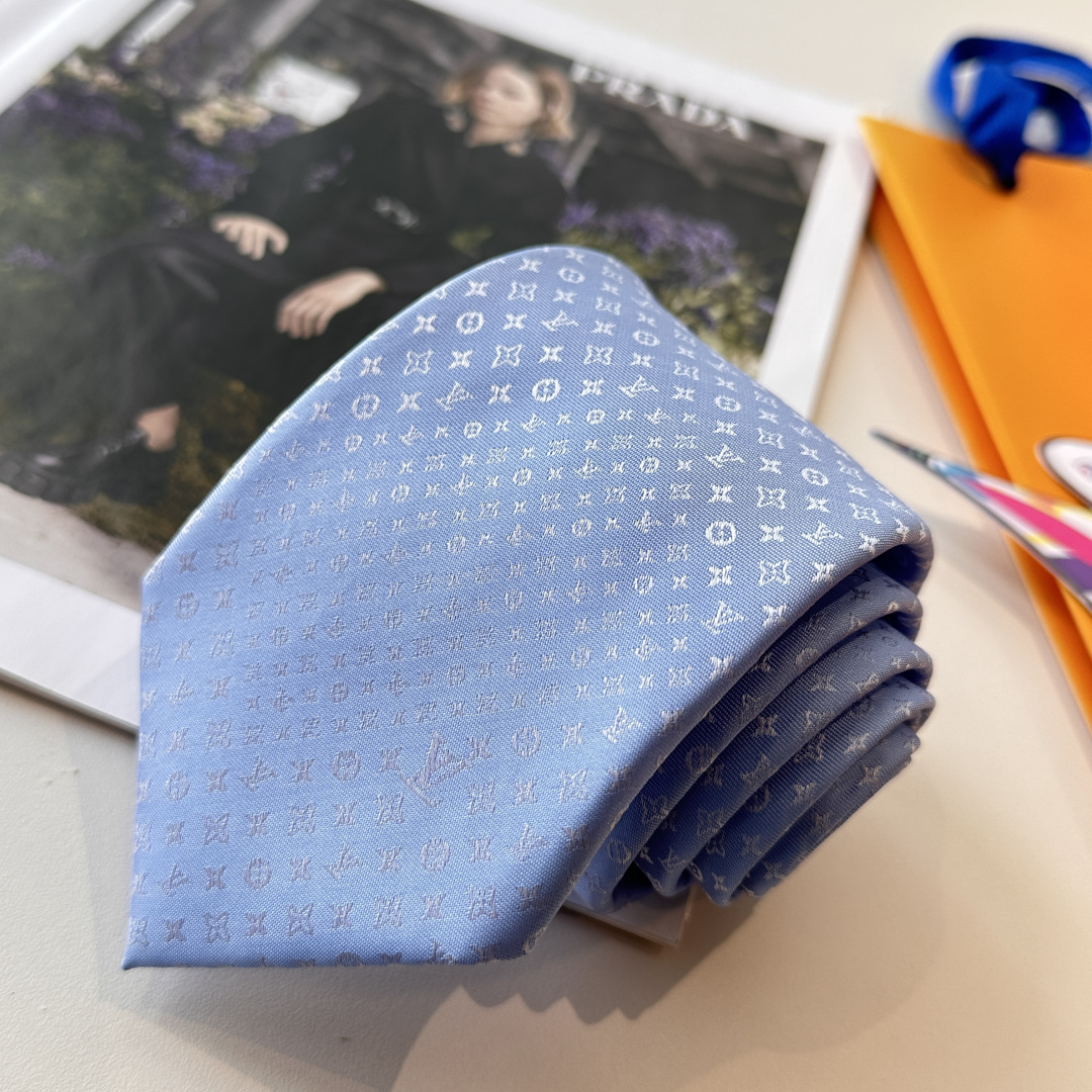 👏👏专柜同歩👔👔精致的小Logo暗纹提花，低调奢华大气的配色，这款领带将Lv标志性的Damier图案以同