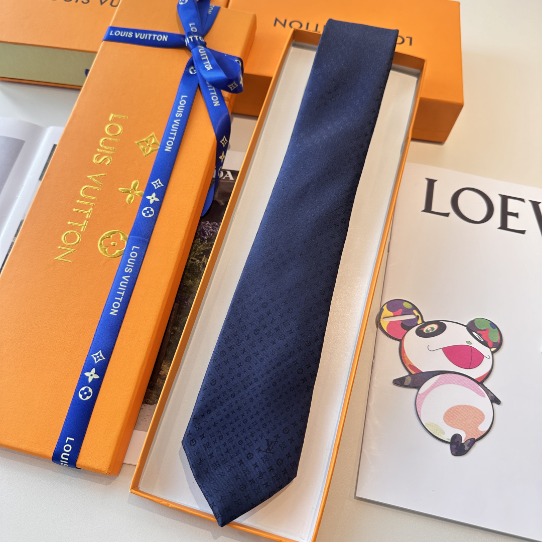 👏👏专柜同歩👔👔精致的小Logo暗纹提花，低调奢华大气的配色，这款领带将Lv标志性的Damier图案以同