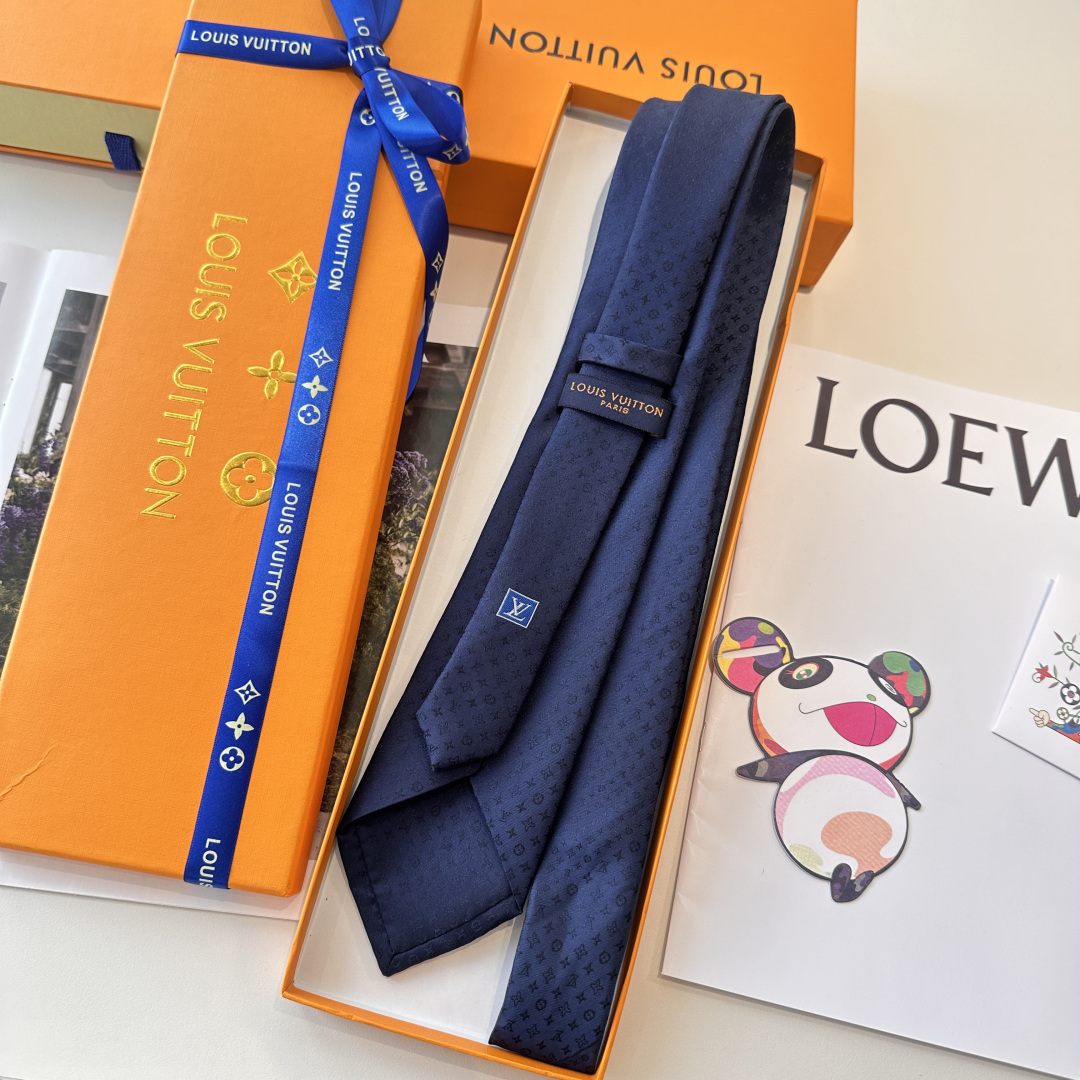 👏👏专柜同歩👔👔精致的小Logo暗纹提花，低调奢华大气的配色，这款领带将Lv标志性的Damier图案以同