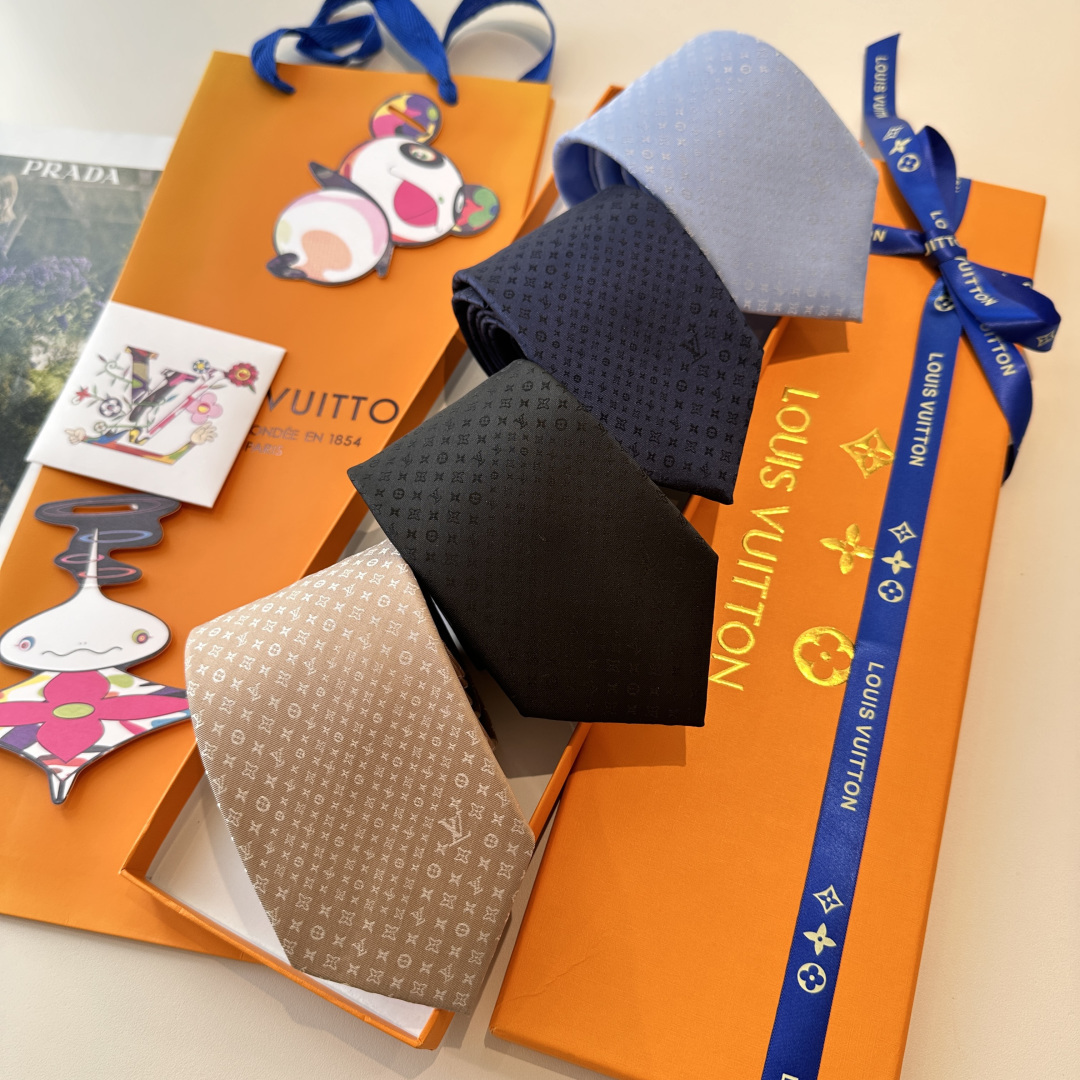 👏👏专柜同歩👔👔精致的小Logo暗纹提花，低调奢华大气的配色，这款领带将Lv标志性的Damier图案以同