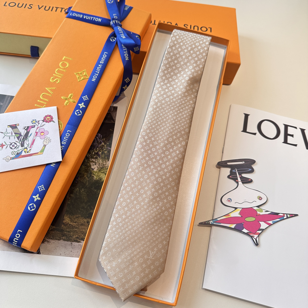 👏👏专柜同歩👔👔精致的小Logo暗纹提花，低调奢华大气的配色，这款领带将Lv标志性的Damier图案以同