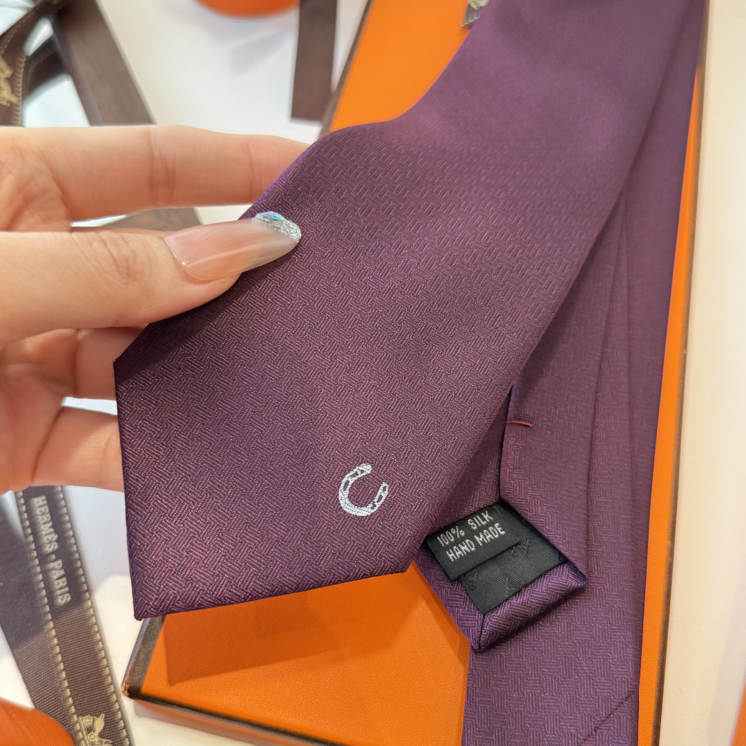 🌾 爱马仕男士新款领带系列👔👔，稀有H家每年都有一千条不同印花的领带面世，从最初的多以几何图案表现骑术活