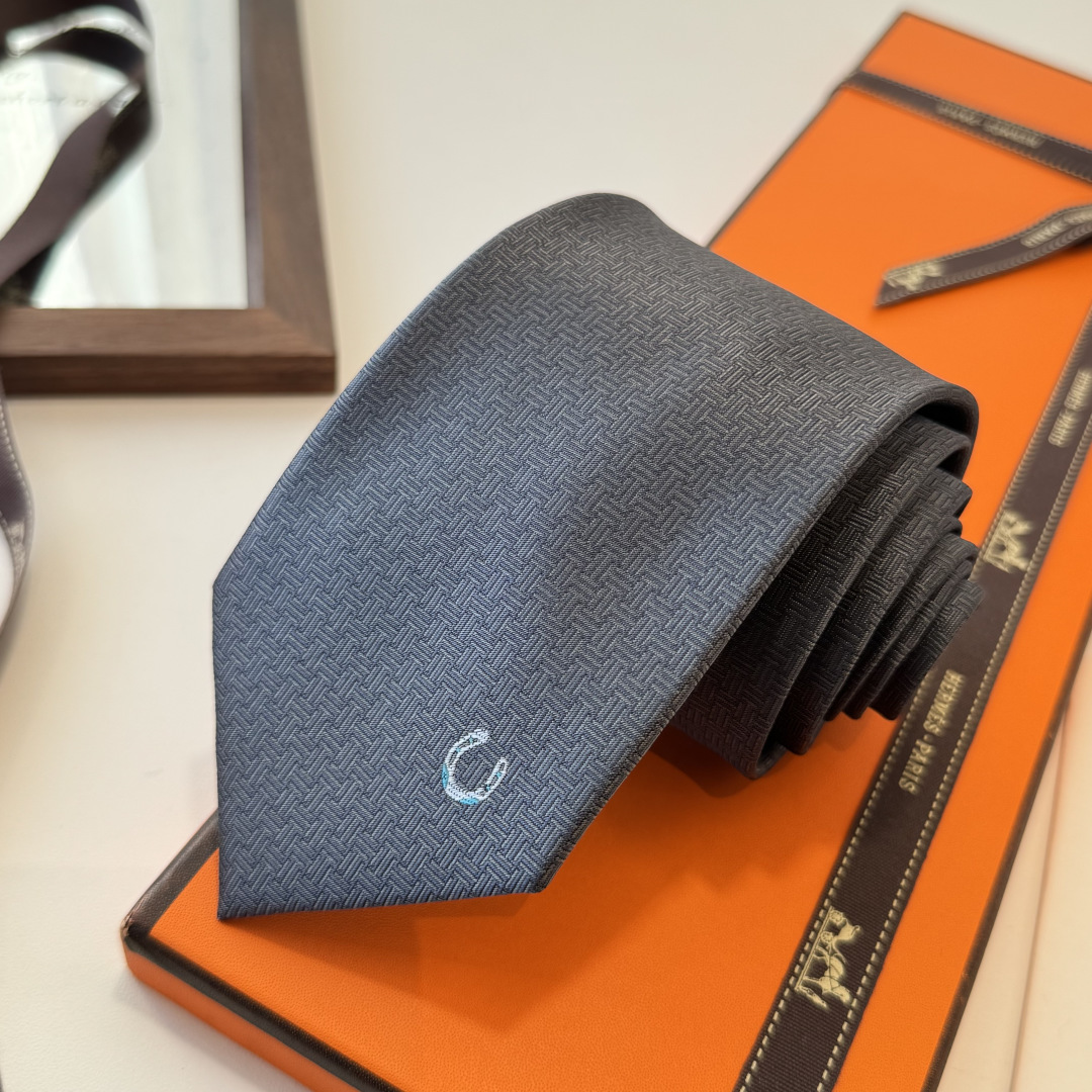 🌾 爱马仕男士新款领带系列👔👔，稀有H家每年都有一千条不同印花的领带面世，从最初的多以几何图案表现骑术活