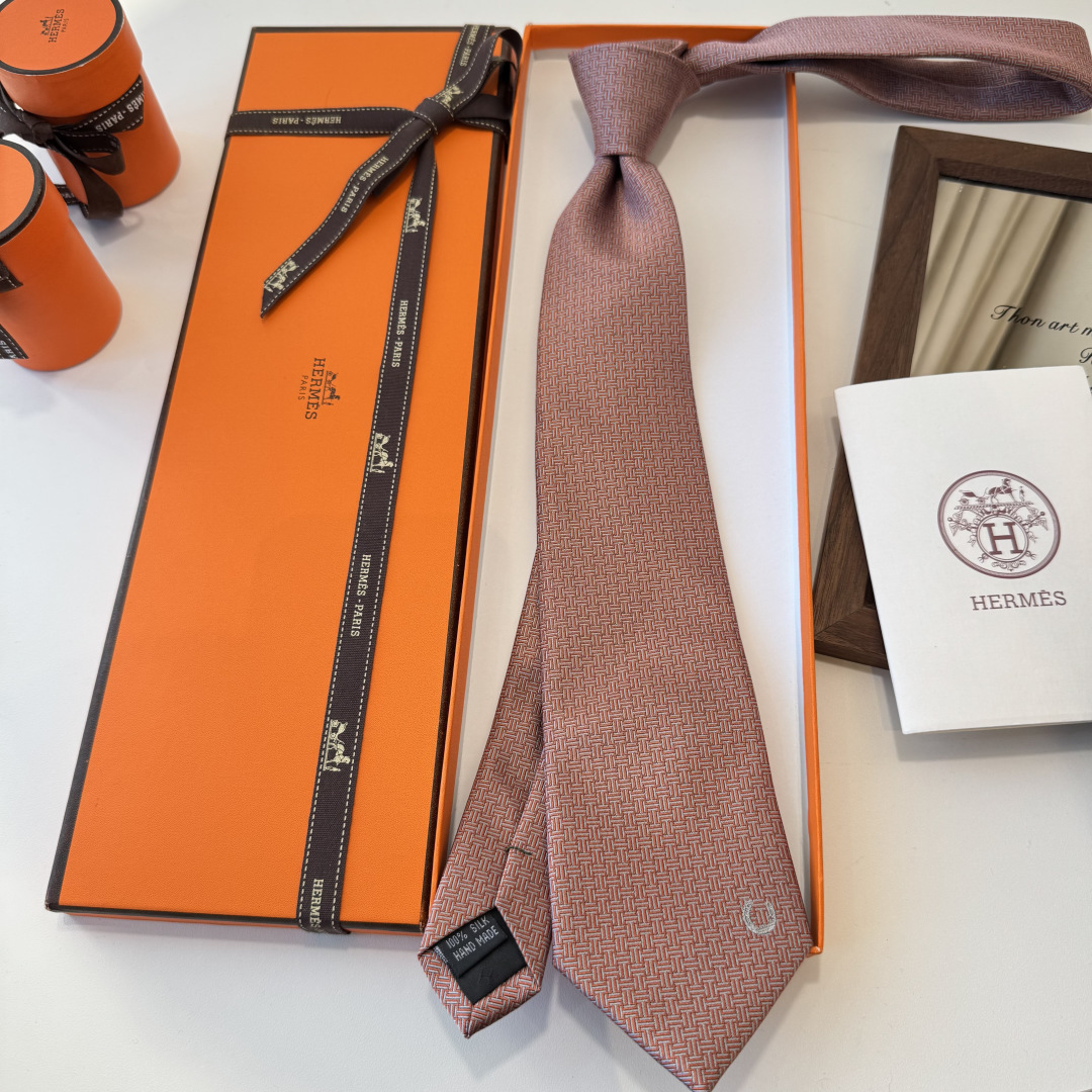 🌾 爱马仕男士新款领带系列👔👔，稀有H家每年都有一千条不同印花的领带面世，从最初的多以几何图案表现骑术活