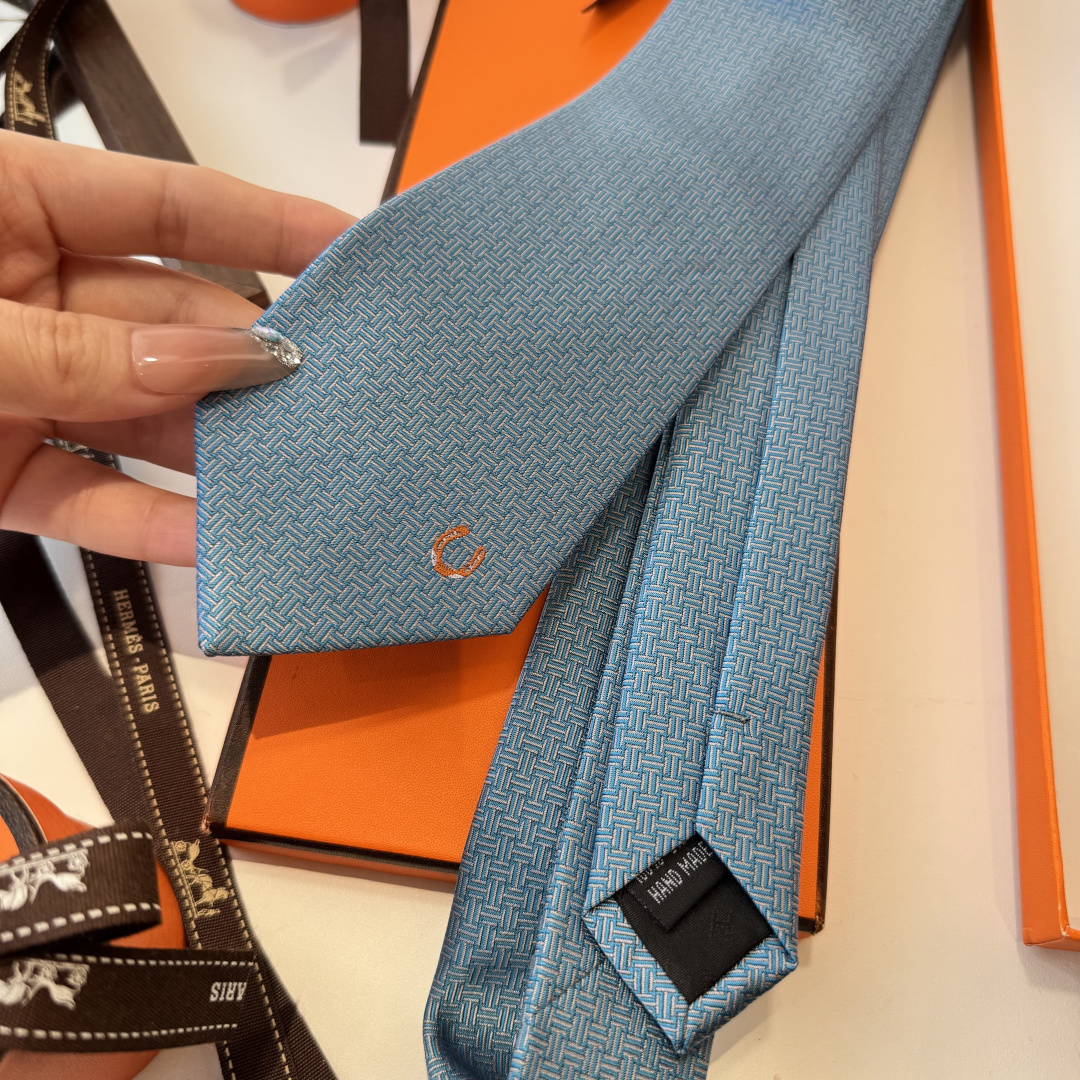 🌾 爱马仕男士新款领带系列👔👔，稀有H家每年都有一千条不同印花的领带面世，从最初的多以几何图案表现骑术活