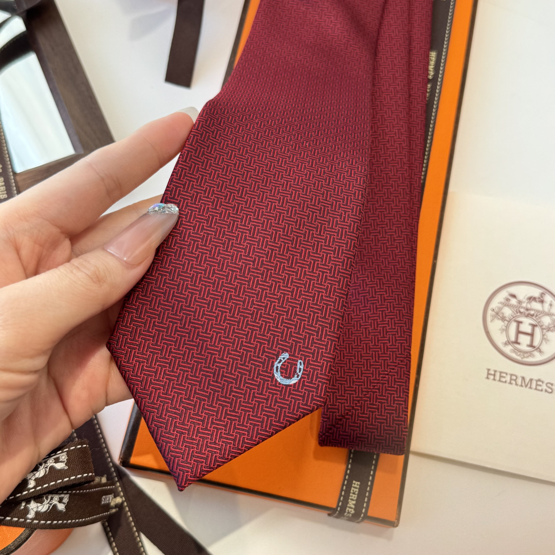🌾 爱马仕男士新款领带系列👔👔，稀有H家每年都有一千条不同印花的领带面世，从最初的多以几何图案表现骑术活