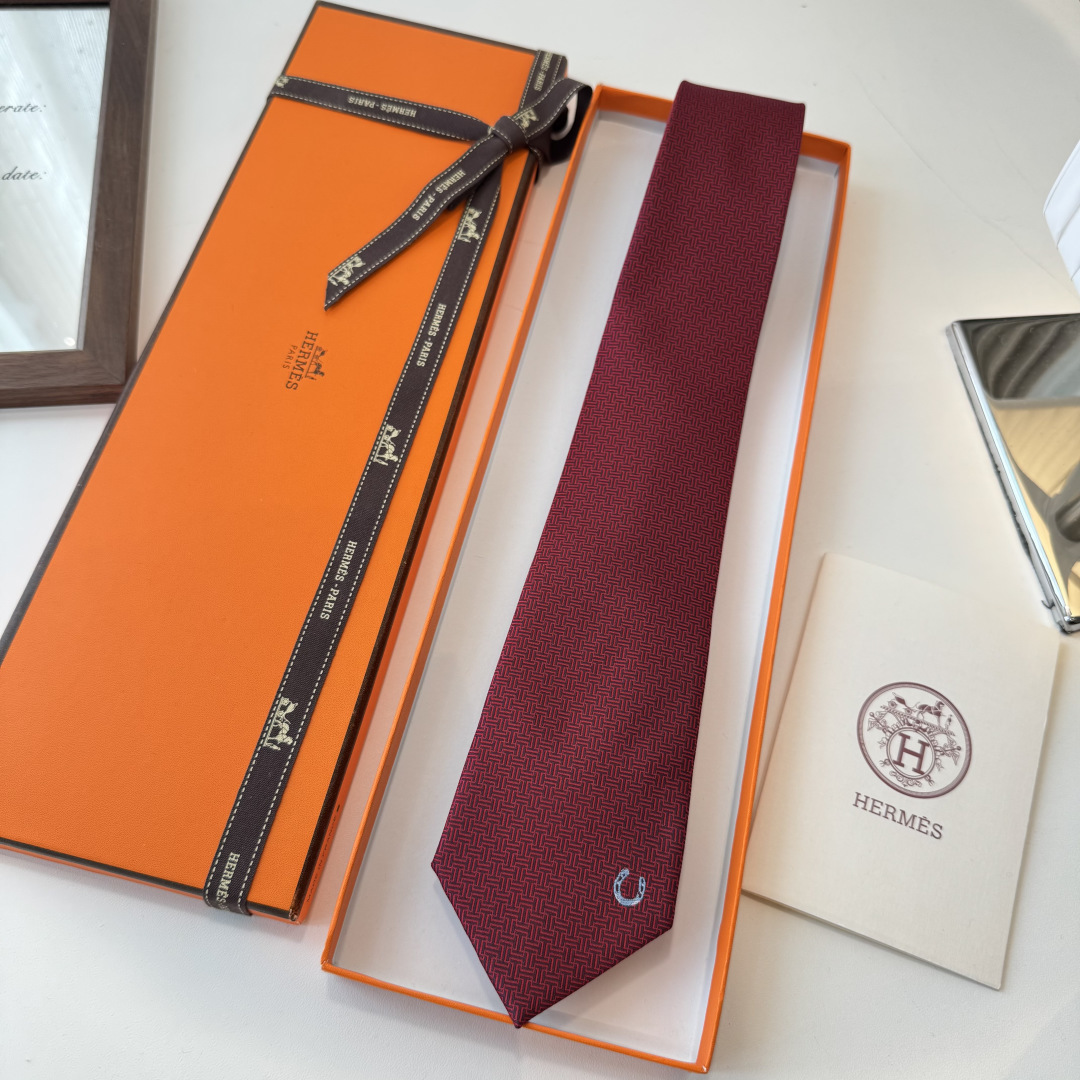 🌾 爱马仕男士新款领带系列👔👔，稀有H家每年都有一千条不同印花的领带面世，从最初的多以几何图案表现骑术活