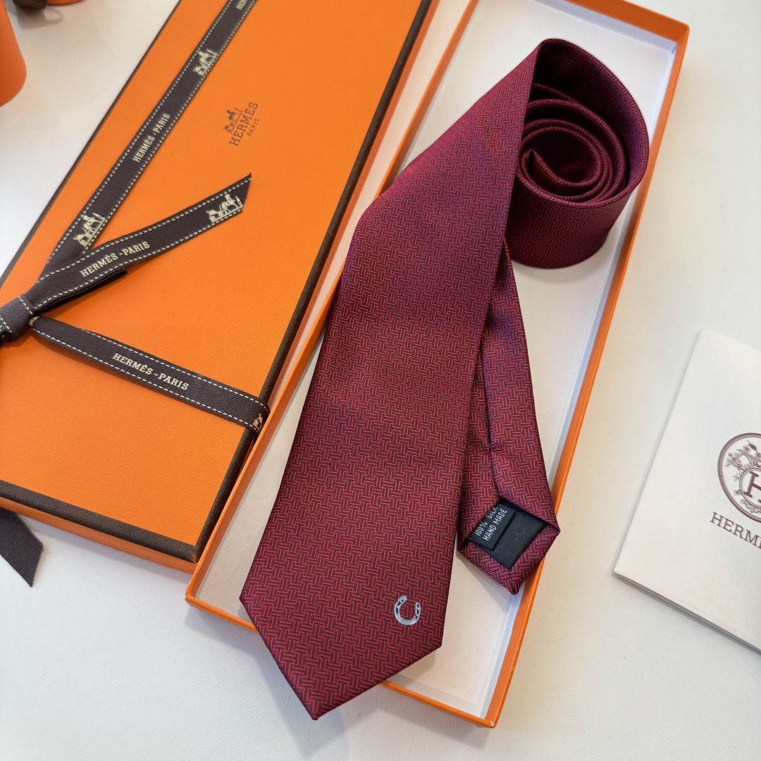 🌾 爱马仕男士新款领带系列👔👔，稀有H家每年都有一千条不同印花的领带面世，从最初的多以几何图案表现骑术活