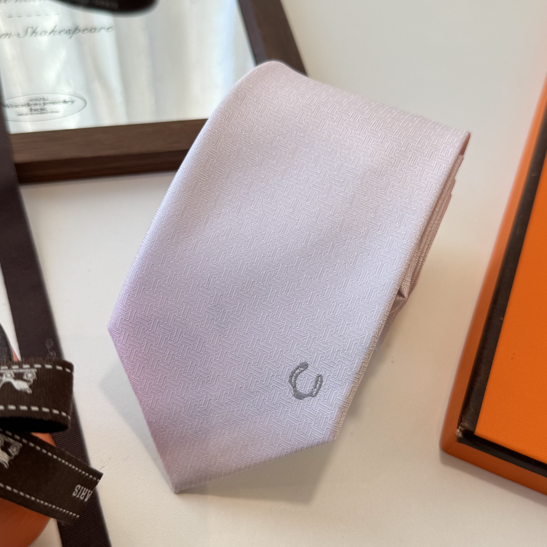 🌾 爱马仕男士新款领带系列👔👔，稀有H家每年都有一千条不同印花的领带面世，从最初的多以几何图案表现骑术活