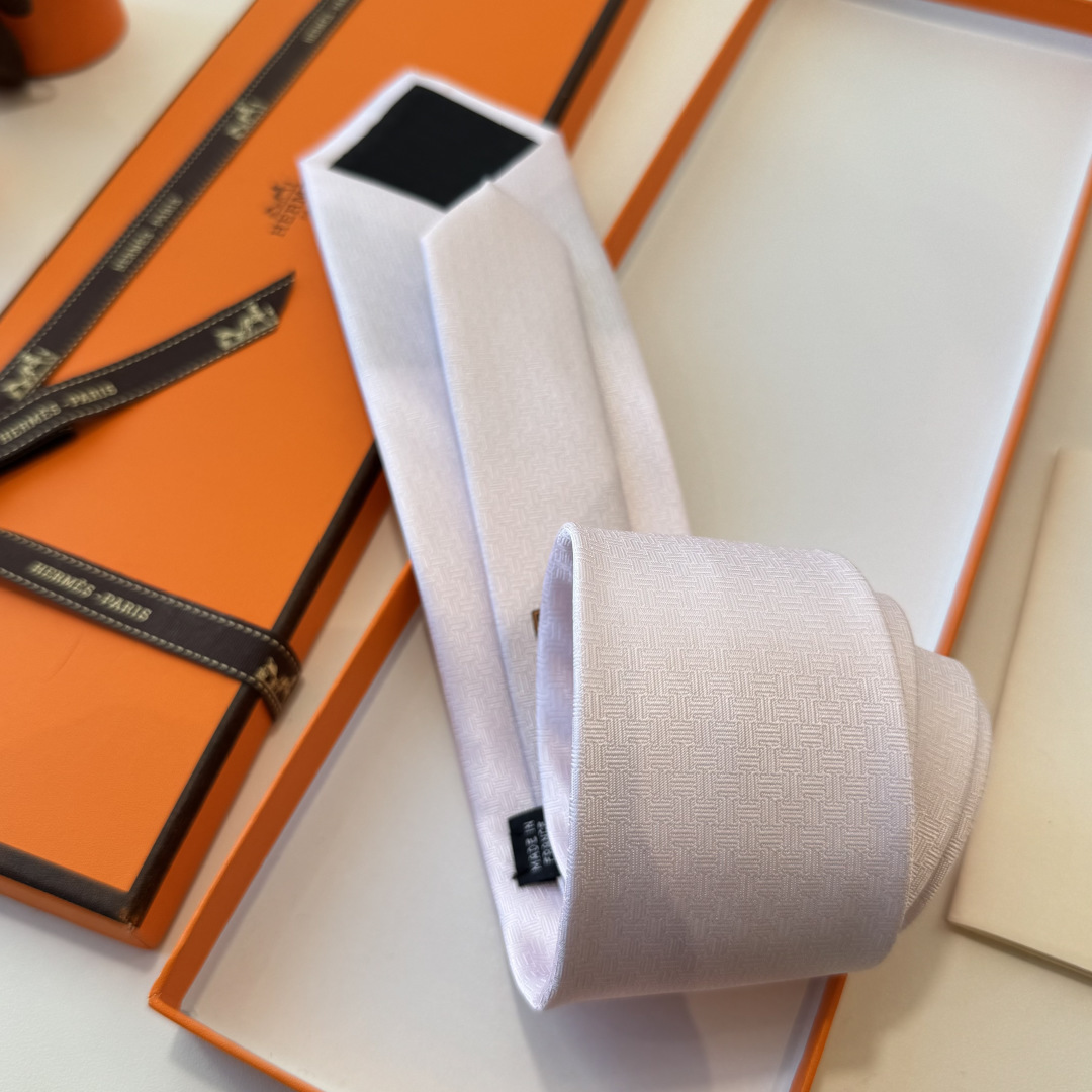 🌾 爱马仕男士新款领带系列👔👔，稀有H家每年都有一千条不同印花的领带面世，从最初的多以几何图案表现骑术活
