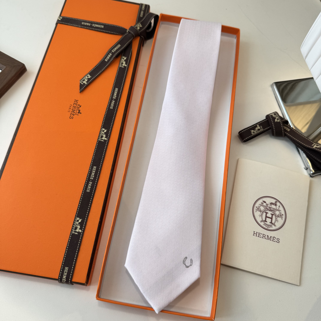 🌾 爱马仕男士新款领带系列👔👔，稀有H家每年都有一千条不同印花的领带面世，从最初的多以几何图案表现骑术活