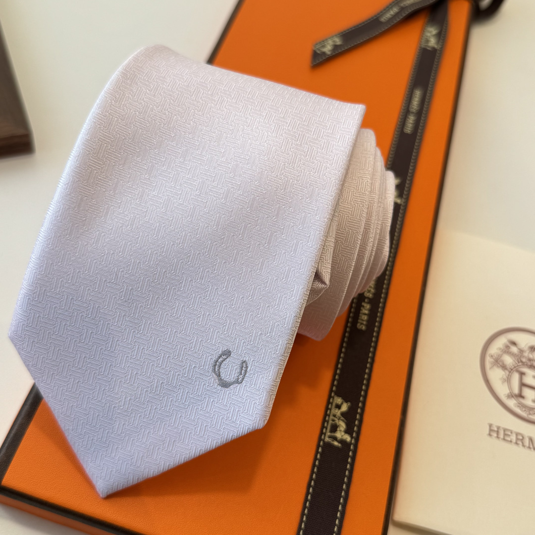 🌾 爱马仕男士新款领带系列👔👔，稀有H家每年都有一千条不同印花的领带面世，从最初的多以几何图案表现骑术活
