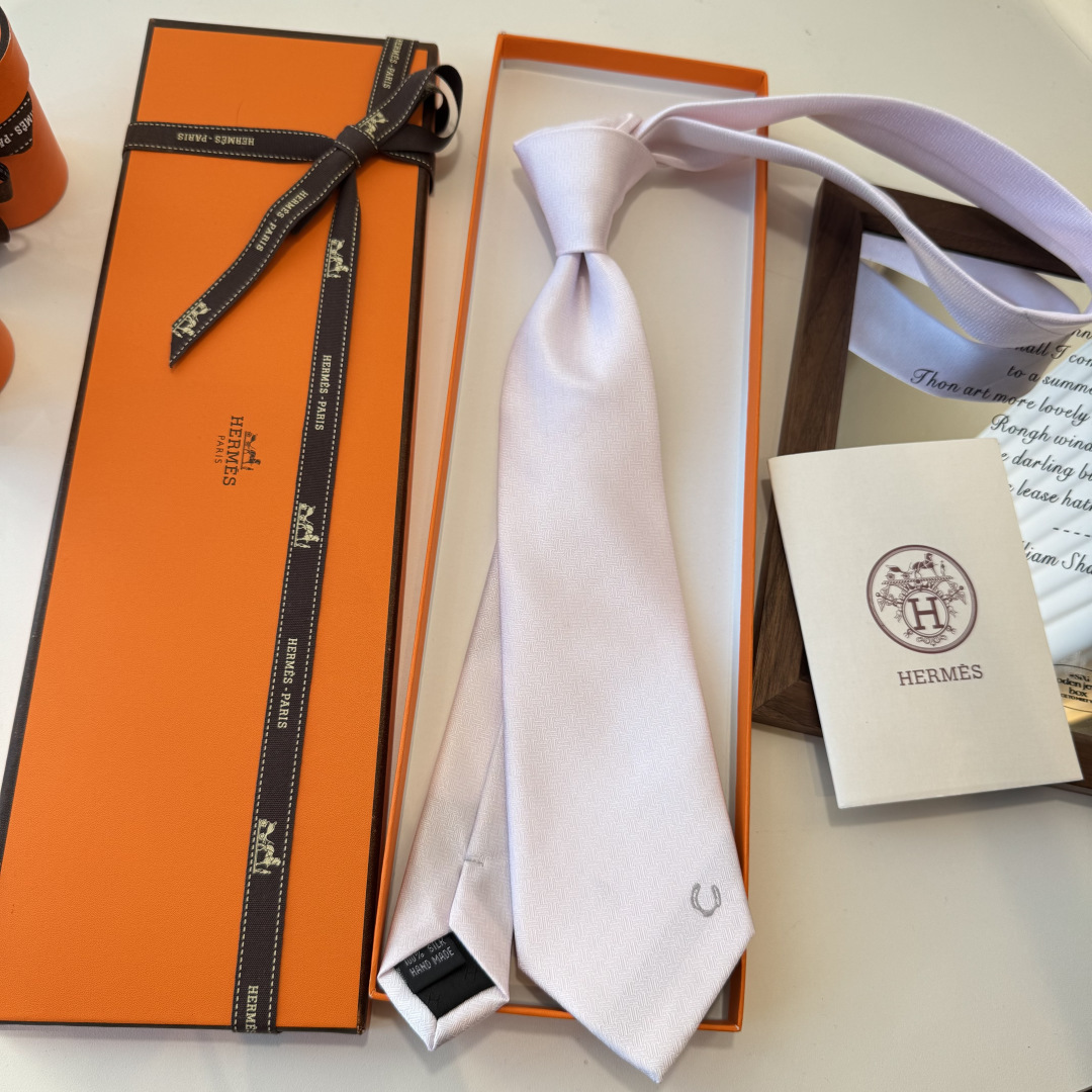 🌾 爱马仕男士新款领带系列👔👔，稀有H家每年都有一千条不同印花的领带面世，从最初的多以几何图案表现骑术活