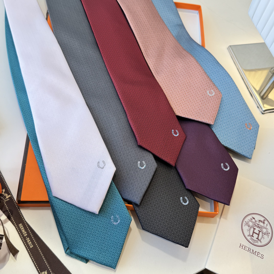 🌾 爱马仕男士新款领带系列👔👔，稀有H家每年都有一千条不同印花的领带面世，从最初的多以几何图案表现骑术活