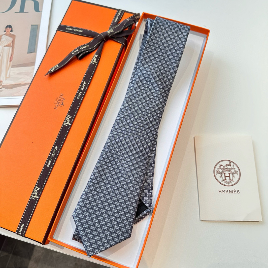 特 爱马仕领带是每位男士的衣橱中不可或缺的单品，也是一段故事的起源。仅有一条规则：享受佩戴它的乐趣！自1